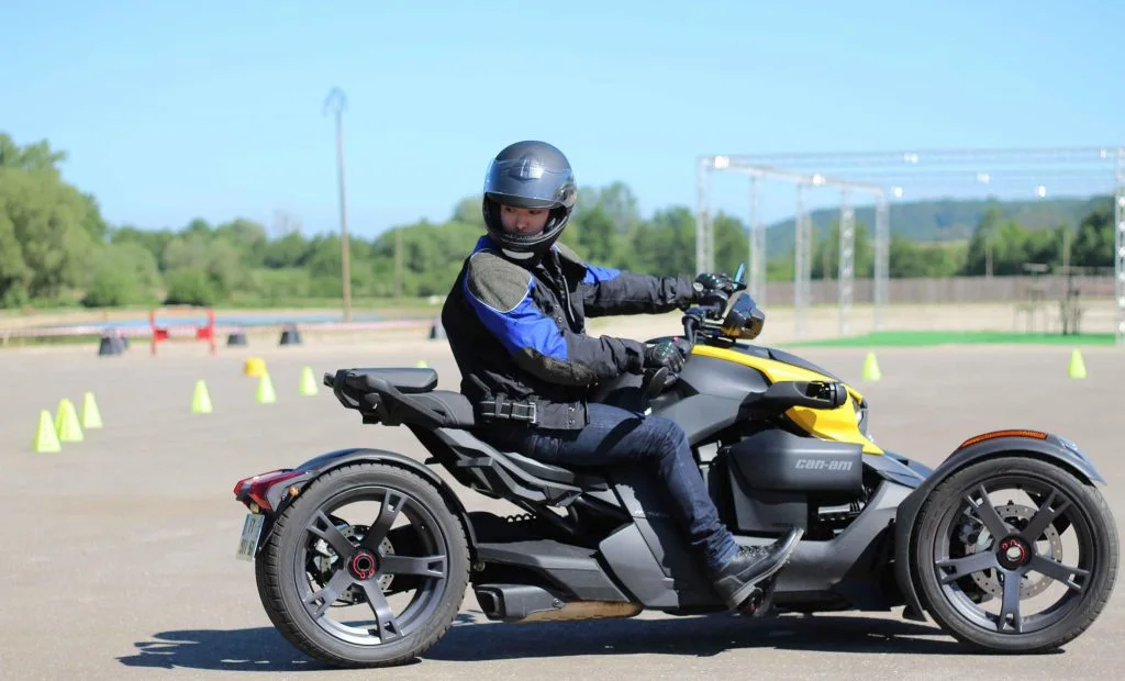 Essai d’un Can-Am trois roues sur une aire de conduite