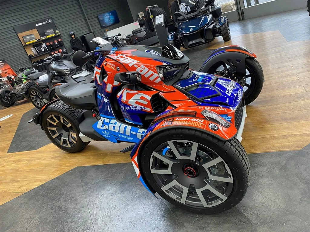 Can-Am Ryker personnalisé aux couleurs vives, exposé à la concession